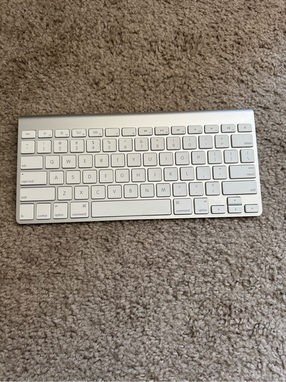 Original Apple Wireless Aluminum Keyboard in Silver and White